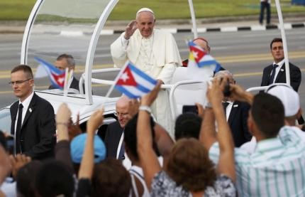 © Reuters. El Papa Francisco congrega a esperanzados cubanos en multitudinaria misa