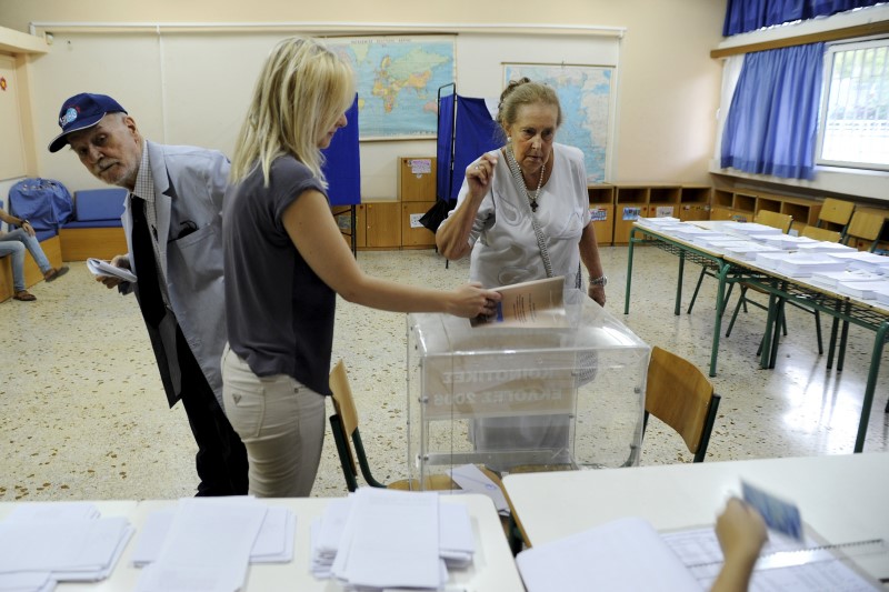 © Reuters. Baja participación inicial del agotado electorado griego