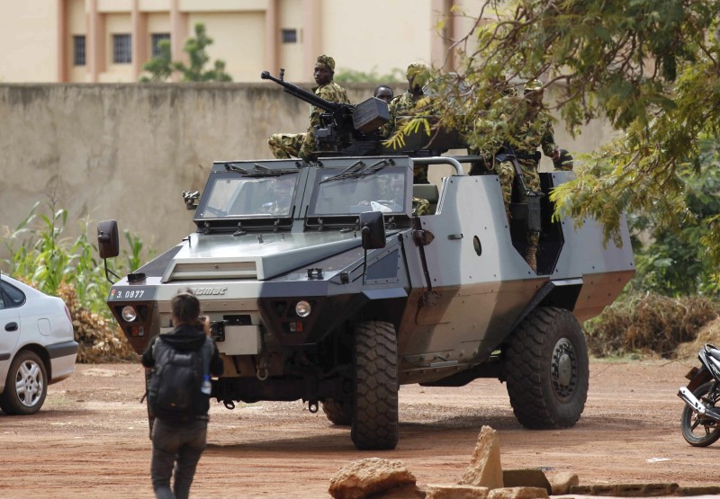 © Reuters. Manifestantes a favor de golpe en Burkina Faso atacan hotel que alberga mediación