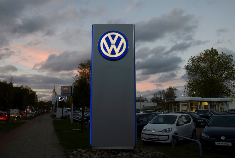 © Reuters. Logo of German carmaker Volkswagen is seen at a VW dealership in Hamburg