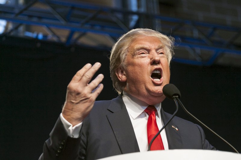 © Reuters. U.S. Republican presidential candidate Donald Trump speaks at the Iowa Faith and Freedom Coalition Forum in Des Moines