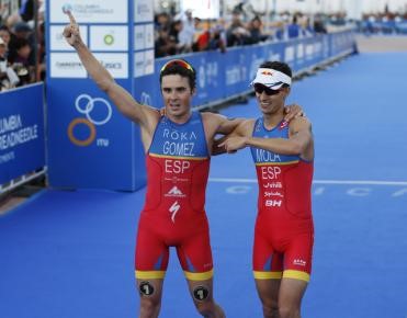 © Reuters. El español Gómez Noya, campeón del mundo de triatlón por quinta vez