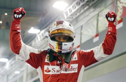 © Reuters. Vettel gana con Ferrari el Gran Premio de Singapur