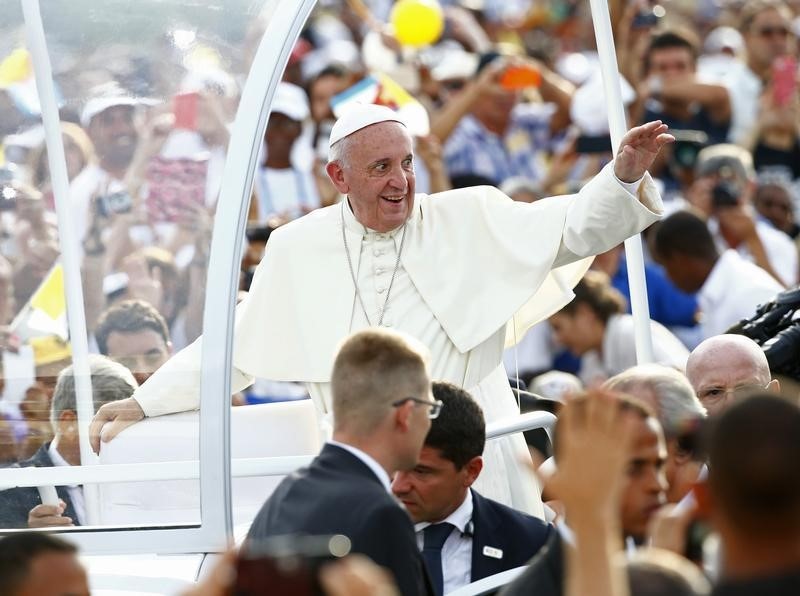 © Reuters. البابا فرنسيس يقيم قداسا في ميدان الثورة بهافانا