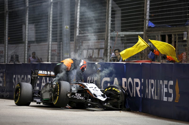 © Reuters. عقوبة لهالكنبرج بعد اصطدامه بسيارة ماسا في سباق سنغافورة