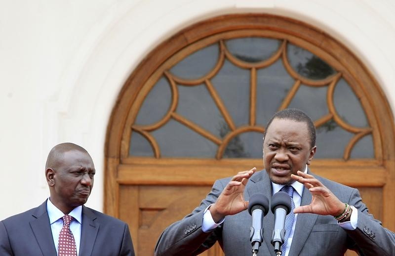 © Reuters. Kenya's President Kenyatta addresses a news conference next to his deputy Ruto at State House in Nairobi