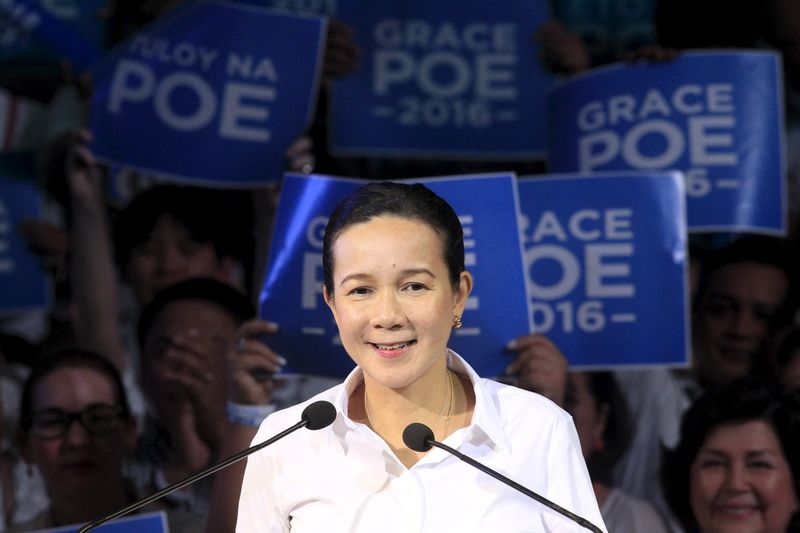 © Reuters. Philippine Senator Grace Poe, daughter of late local movie actor Fernando Poe Jr., smiles to her supporters during her proclamation rally inside the University of the Philippines in Quezon city, metro Manila 