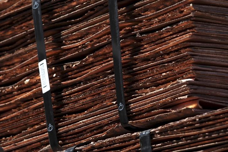 © Reuters. Copper cathodes are pictured at the Chuquicamata open pit copper mine, which is owned by Chile's state-run copper producer Codelco, near Calama city, Chile