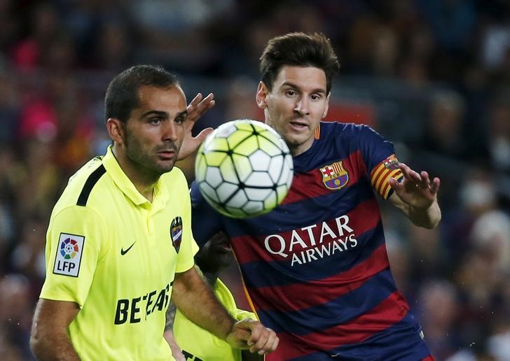 © Reuters. Messi anota doblete en triunfo del Barcelona sobre el Levante por 4 a 1