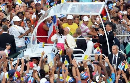 © Reuters. El Papa Francisco celebra multitudinaria misa en Cuba, se reúne con Fidel Castro