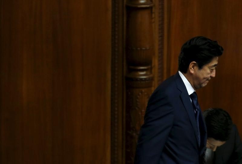 © Reuters. تراجع التأييد لرئيس الوزراء الياباني بعد إجازة مشاريع قوانين أمنية
