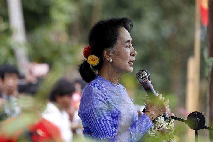 © Reuters. زعيمة المعارضة سو كي تواصل حملتها الانتخابية في ميانمار
