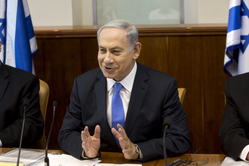 © Reuters. Israel's Prime Minister Netanyahu attends the weekly cabinet meeting at his office in Jerusalem