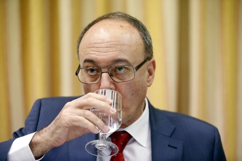 © Reuters. El Banco de España estudia cómo evitar la doble comisión