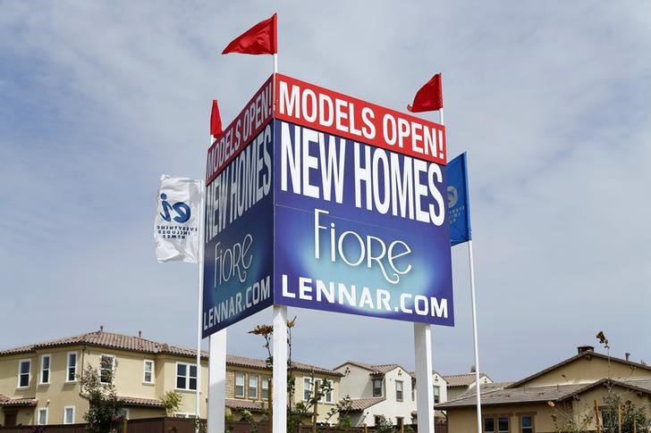 © Reuters. Newly constructed houses built by Lennar Corp are pictured in Leucadia, California