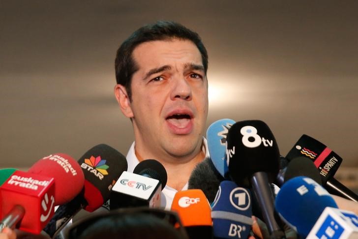 © Reuters. Alexis Tsipras falando com jornalistas em Atenas