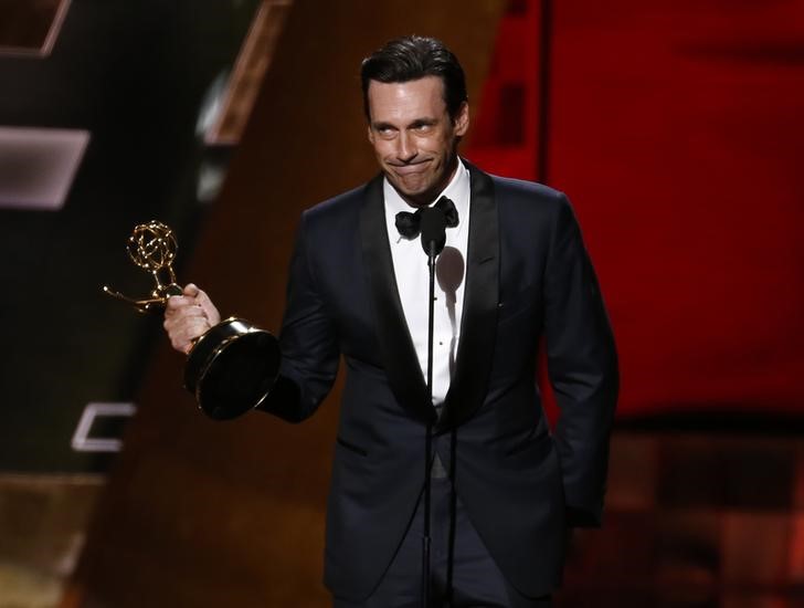 © Reuters. Jon Hamm recebendo o prêmio de 