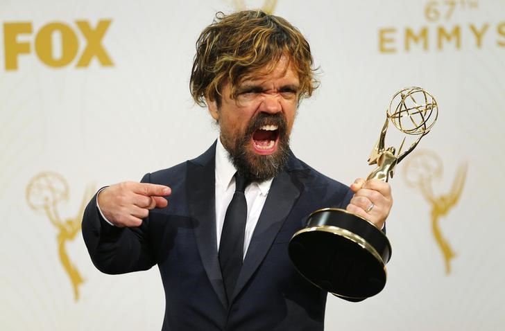 © Reuters. Peter Dinklage com seu prêmio pela atuação na série "Game of Thrones", durante o Emmy, em Los Angeles