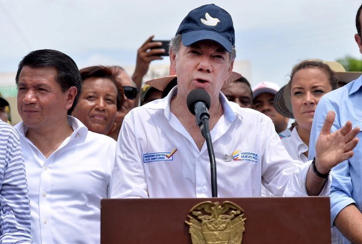 © Reuters. Presidente da Colômbia, Juan Manuel Santos, durante visita na fronteira com Venezuela