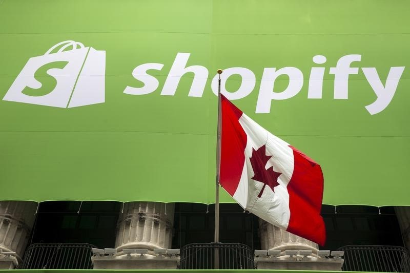 © Reuters. The logo of Shopify hangs behind the Canadian flag after the company's IPO at the New York Stock Exchange