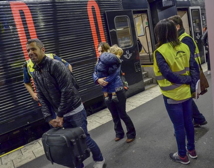 © Reuters. Refugiados desembarcando de trem em Estocolmo