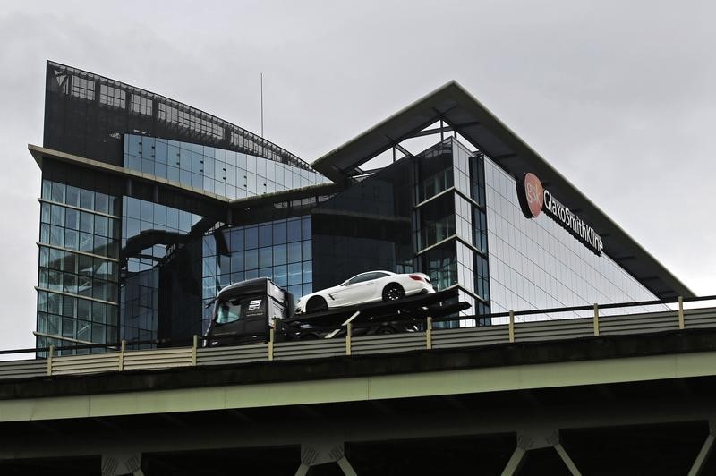 © Reuters. A car transporter drives past the office of pharmaceutical giant GlaxoSmithKline in London