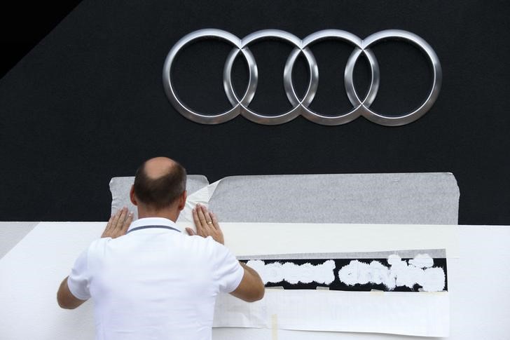 © Reuters. Funcionário finalizando detalhes em cabine da Audi em evento em Frankfurt