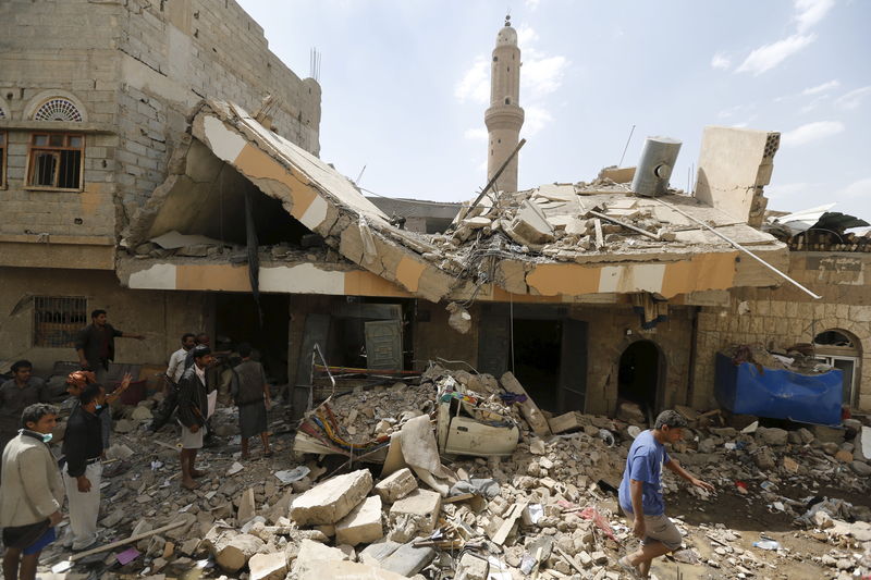 © Reuters. مصادر: مقتل 30 على الأقل بشمال اليمن في ضربات جوية نفذها التحالف