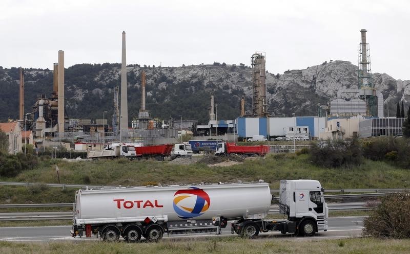 © Reuters. General view of the Total's oil refinery at La Mede near Marseille