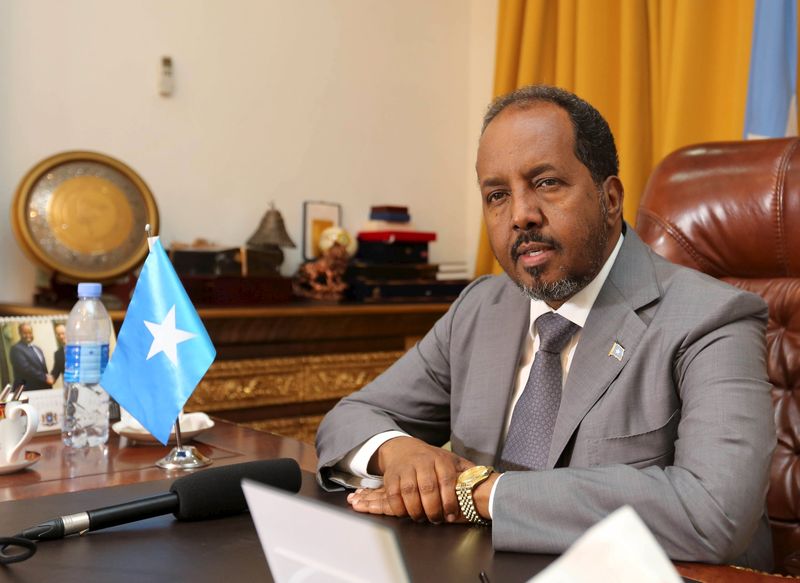 © Reuters. خمسة قتلى في هجوم بسيارة ملغومة قرب قصر الرئاسة بالصومال