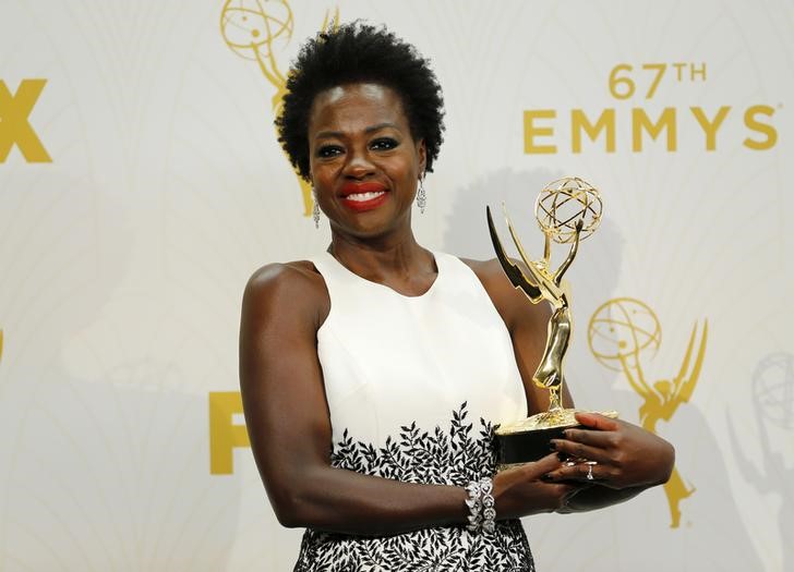 © Reuters. Viola Davis ganha troféu no prêmio Emmy em Los Angeles