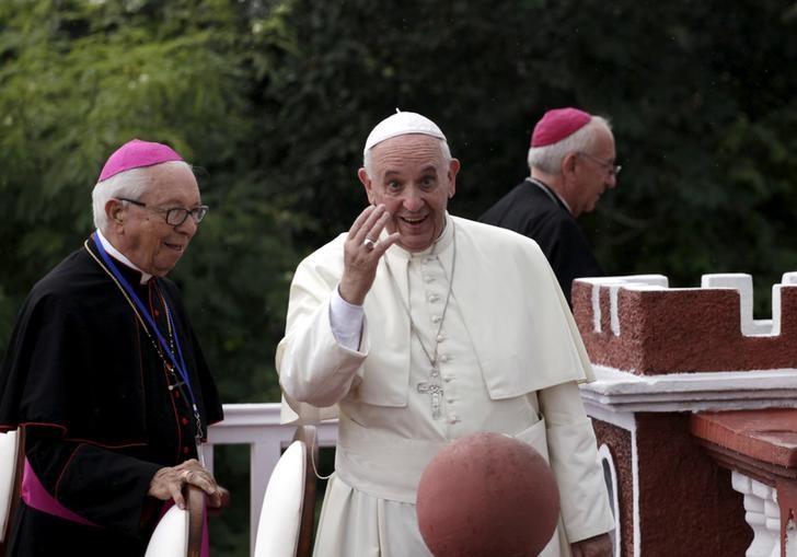 © Reuters. Papa Francisco acena em cidade cubana de Holguin