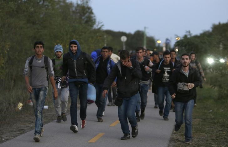 © Reuters. Imigrantes caminham da Hungria para a cidade austríaca de Nickelsdorf