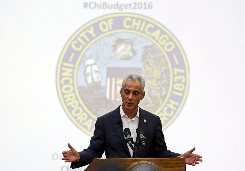 © Reuters. Chicago Mayor Rahm Emanuel speaks at a town hall meeting on the city budget in Chicago