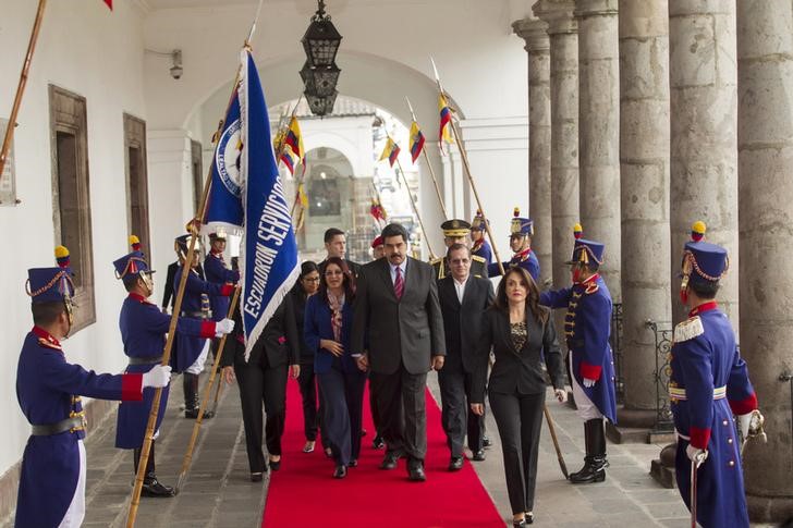 © Reuters. Presidente venezuelano Maduro caminha em palácio de Quito