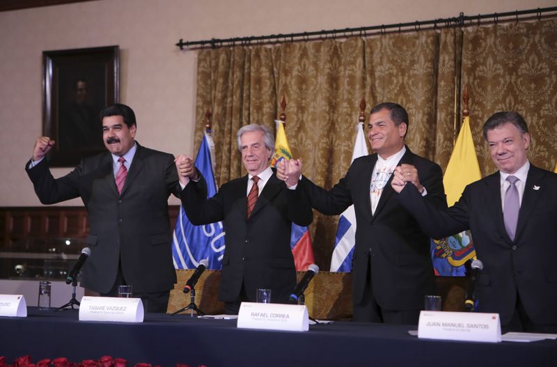 © Reuters. Venezuela's President Nicolas Maduro, Uruguay's President Tabare Vazquez, Ecuador's President Rafael Correa and Colombia's President Juan Santos hold hands after their meeting at the Carondelet Palace, in Quito