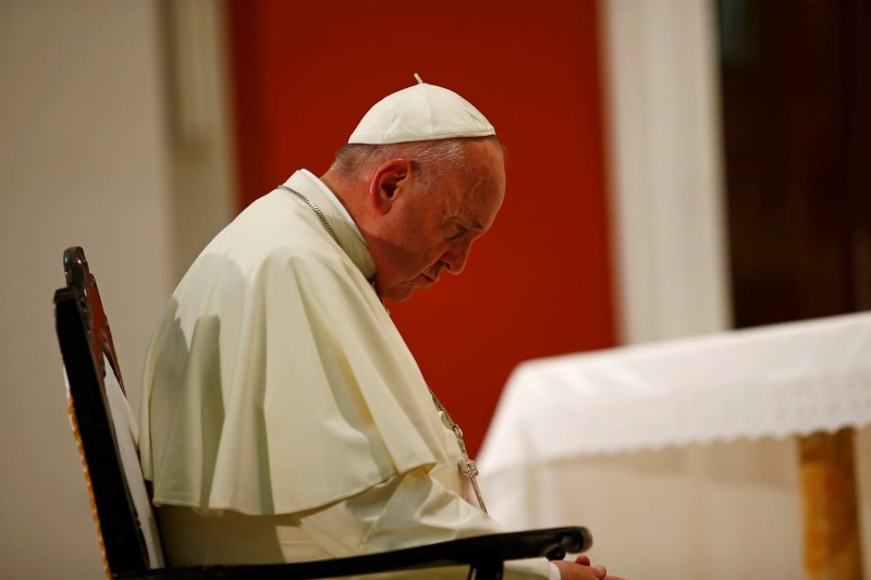 © Reuters. El papa reza por la reconciliación cubana en víspera de su viaje a EEUU