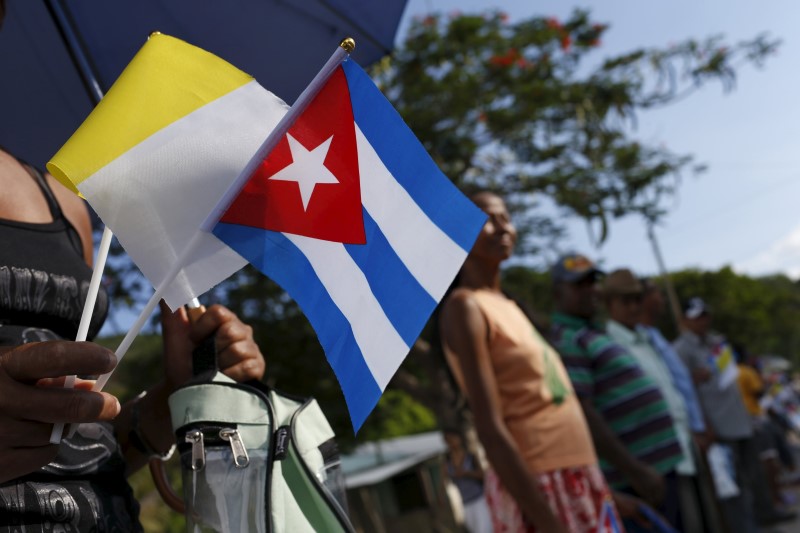 © Reuters. El Gobierno cubano y los disidentes no varían el guión en la visita del papa