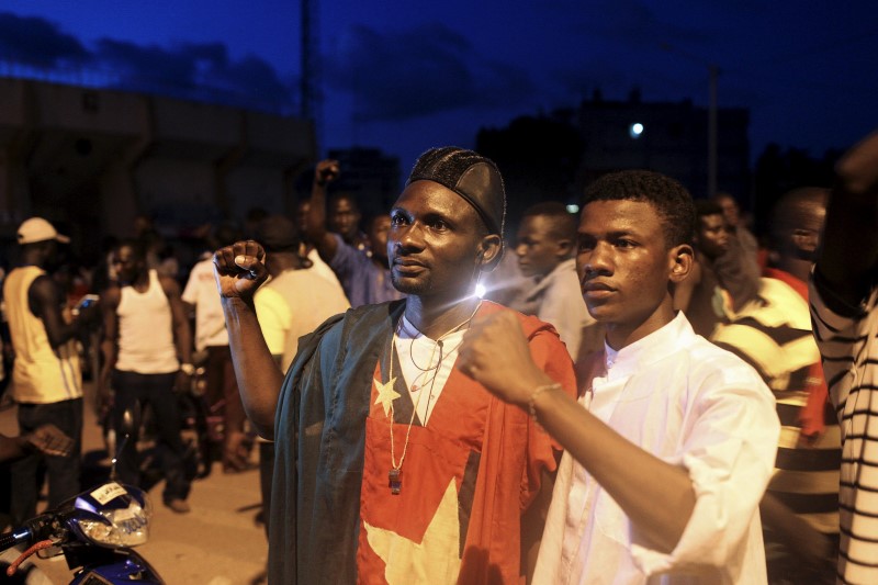 © Reuters. Anti-coup protesters converge at the residence of the traditional leader Mogho Naaba in Ouagadougou