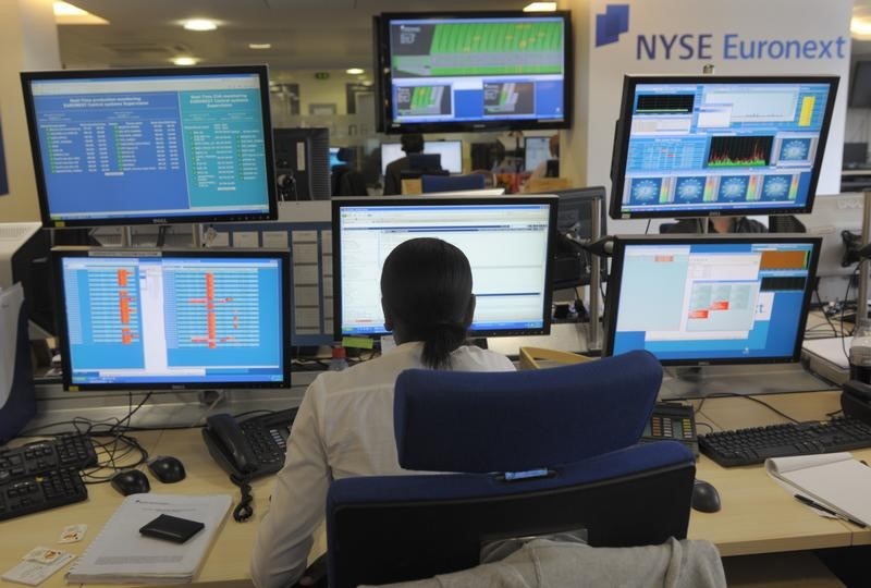 © Reuters. Parigi, un operatore al lavoro davanti agli schermi di NYSE Euronext