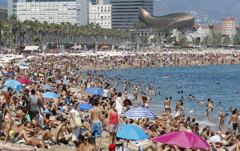 © Reuters. España recibe 9,2 millones de turistas en agosto, nuevo récord