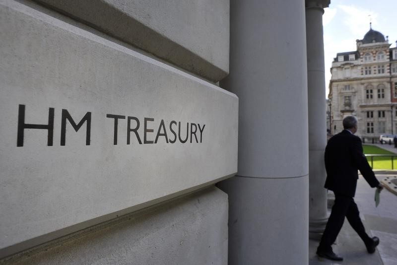 © Reuters. A man leaves the government Treasury buildings in Whitehall in central London