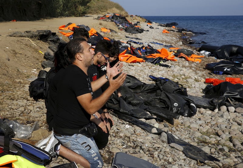 © Reuters. Refugiados sírios após desembarque em Lesbos, na Grécia