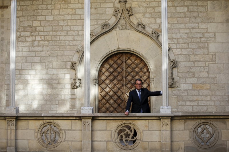 © Reuters. Head of Catalonia's regional government Mas poses for a portrait before an interview in Barcelona