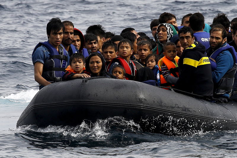 © Reuters. Imigrantes desembarcando em Lesbos, na Grécia