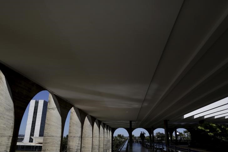 © Reuters. Congresso Nacional visto pelos arcos do Palácio Itamaraty, em Brasília