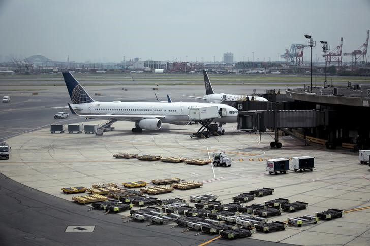 © Reuters. United Airlines planes are seen on platform at the Newark Liberty International Airport in New Jersey