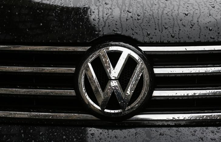 © Reuters. Crece la presión sobre Volkswagen por el escándalo sobre las emisiones de diésel