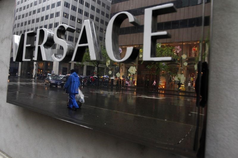 © Reuters. VERSACE CHOISIRAIT LES USA OU L'ASIE POUR SON ENTRÉE EN BOURSE