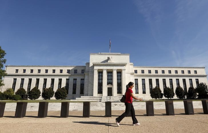 © Reuters. Woman walks past the Federal Reserve in Washington